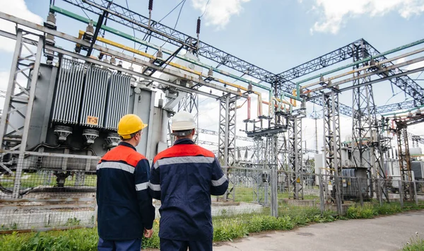 Два Специалиста Инженера Электроподстанций Осматривают Современное Высоковольтное Оборудование Энергия Промышленность — стоковое фото