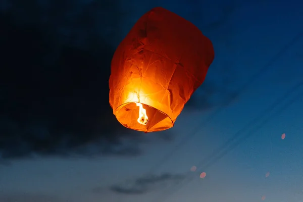 Seara Apusul Soarelui Oamenii Rudele Prietenii Lor Lansează Felinare Tradiționale — Fotografie, imagine de stoc