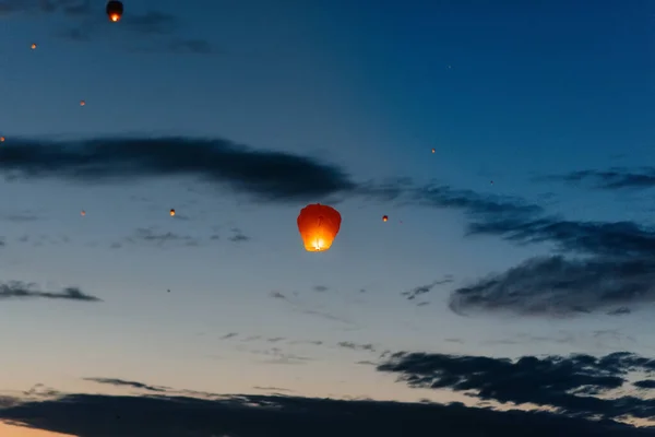 Abends Bei Sonnenuntergang Zünden Menschen Mit Ihren Verwandten Und Freunden — Stockfoto