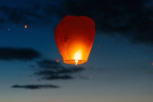 Por Noche Atardecer Las Personas Con Sus Familiares Amigos Lanzan —  Fotos de Stock