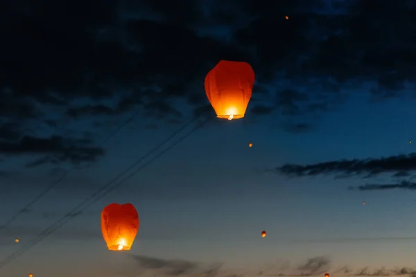 Sera Tramonto Persone Con Loro Parenti Amici Lanciano Lanterne Tradizionali — Foto Stock