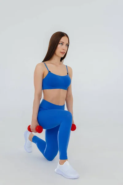 Σέξι Νεαρή Κοπέλα Εκτελεί Αθλητικές Ασκήσεις Λευκό Φόντο Γυμναστική Υγιεινός — Φωτογραφία Αρχείου