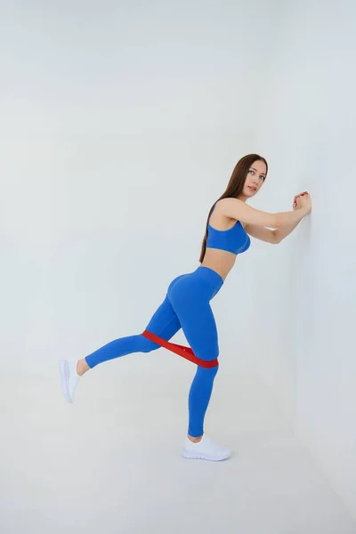 Sexy Jong Meisje Voert Sport Oefeningen Een Witte Achtergrond Fitness — Stockfoto