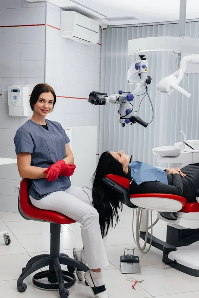 Dentysta Patrzy Przez Mikroskop Wykonuje Operację Pacjencie — Zdjęcie stockowe