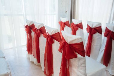 Şenlikli bir ziyafet için güzel dekore edilmiş ve düzenlenmiş sandalyeler. Dekor, düğün.