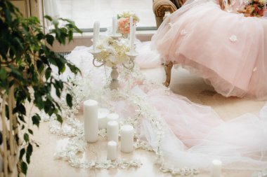 Gelin toplantısı sırasında alyans ve diğer aksesuarlar yakın plan çekilecek. Düğün.