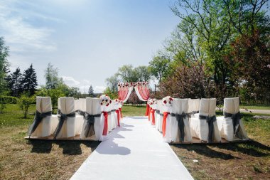 Modern dekore edilmiş düğün kemeri, düğün töreni için. Dekor, düğün.