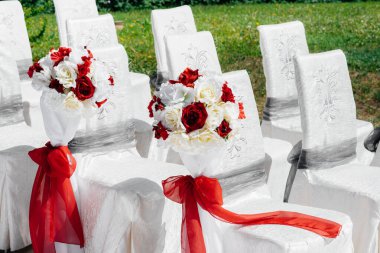 Şenlikli bir ziyafet için güzel dekore edilmiş ve düzenlenmiş sandalyeler. Dekor, düğün.