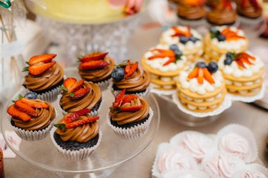 Şenlikli bir ziyafette güzel ve süslü bir çikolata. Tatlılar yakın plan