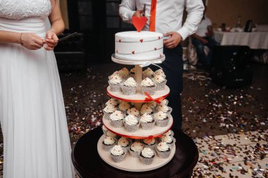 Bir şölende doğum günü pastası. Tatlı.