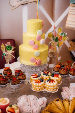 Bir şölende doğum günü pastası. Tatlı.