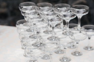 Şölen sırasında şenlik masasında kutlama bardakları. Alkolik içecek.