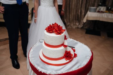 Bir şölende doğum günü pastası. Tatlı.