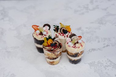 Arka planda çok güzel, lezzetli ıvır zıvırlar var. Tatlı ve tatlı.