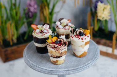 Arka planda çok güzel, lezzetli ıvır zıvırlar var. Tatlı ve tatlı.