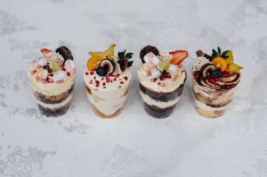 Arka planda çok güzel, lezzetli ıvır zıvırlar var. Tatlı ve tatlı.