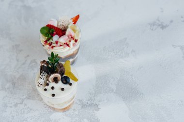 İki güzel ve lezzetli pastanın arka planda yakın plan görüntüsü. Tatlı, sağlıklı yemek.