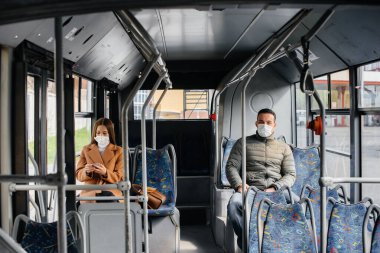 Koronavirüs salgını sırasında toplu taşıma araçlarındaki yolcular birbirlerinden uzak dururlar. Koruma ve önleme bölmesi 19