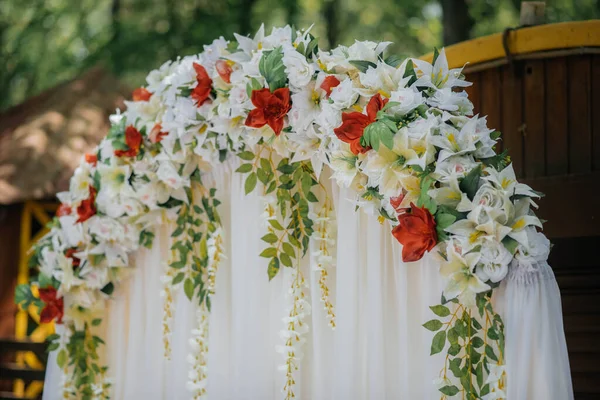 Nowoczesny Ozdobiony Łuk Ślubny Ceremonię Ślubu Wystrój Ślub — Zdjęcie stockowe