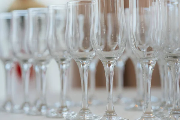 Feestelijke Glazen Feesttafel Tijdens Het Banket Alcoholhoudende Drank — Stockfoto