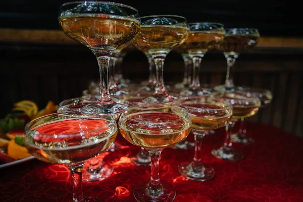 Şölen Sırasında Şenlik Masasında Kutlama Bardakları Alkolik Içecek — Stok fotoğraf