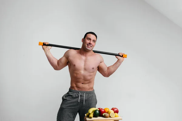 Deportivo Chico Sexy Posando Sobre Fondo Blanco Con Frutas Brillantes — Foto de Stock