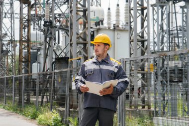 Enerji mühendisi istasyonun ekipmanlarını inceler. Güç mühendisliği. Sanayi