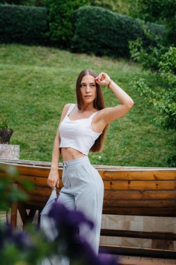 Rahatlarken poz veren güzel bir genç kız, iş kadını. Rahatlama.