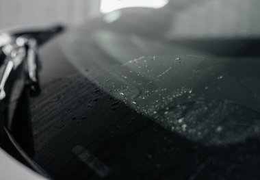 Köpüklü modern yıkama ve beyaz bir arabanın yüksek basınçlı suyu. Araba yıkama