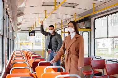 Koronavirüs salgını sırasında toplu taşıma araçlarındaki yolcular birbirlerinden uzak dururlar. Koruma ve önleme bölmesi 19