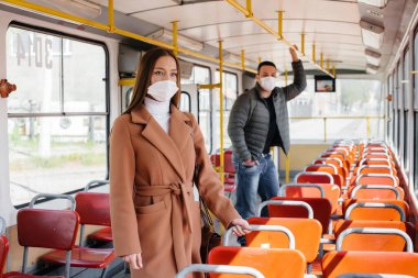 Koronavirüs salgını sırasında toplu taşıma araçlarındaki yolcular birbirlerinden uzak dururlar. Koruma ve önleme bölmesi 19