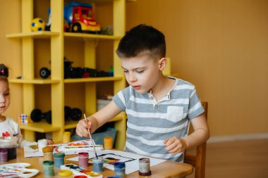 Bir erkek ve bir kız birlikte oynayıp resim yapıyorlar. Eğlence ve eğlence. Evde kal.