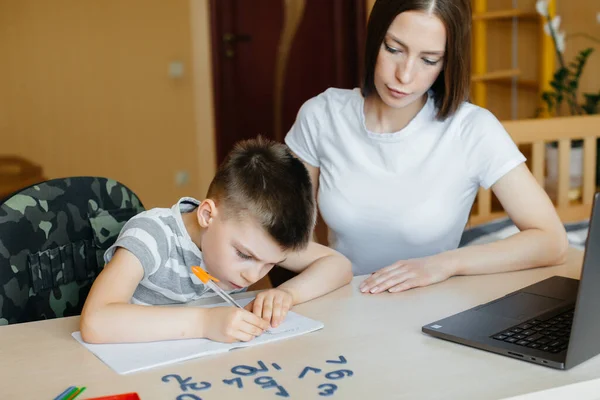 Bir Anne Çocuğu Evde Bilgisayarın Önünde Uzaktan Öğrenme Ile Meşguller — Stok fotoğraf