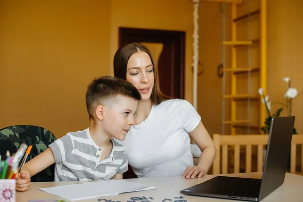 Una Madre Suo Figlio Sono Impegnati Nell Apprendimento Distanza Casa — Foto Stock