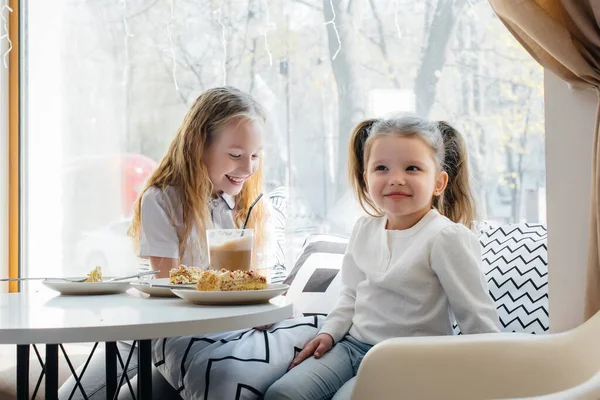 Dos Niñas Lindas Están Sentadas Café Jugando Día Soleado Recreación — Foto de Stock