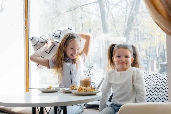 Dos Niñas Lindas Están Sentadas Café Jugando Día Soleado Recreación — Foto de Stock