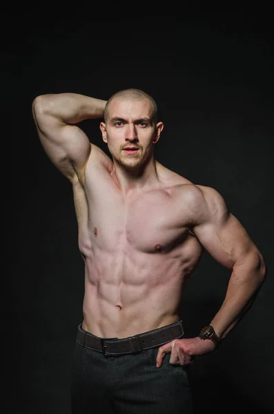 Sporty Sexy Man Stands Topless Fundo Escuro Esportes Beleza — Fotografia de Stock