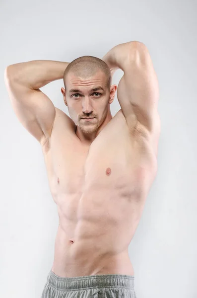 Sexy Atleet Poseren Een Witte Achtergrond Topless Fitness — Stockfoto