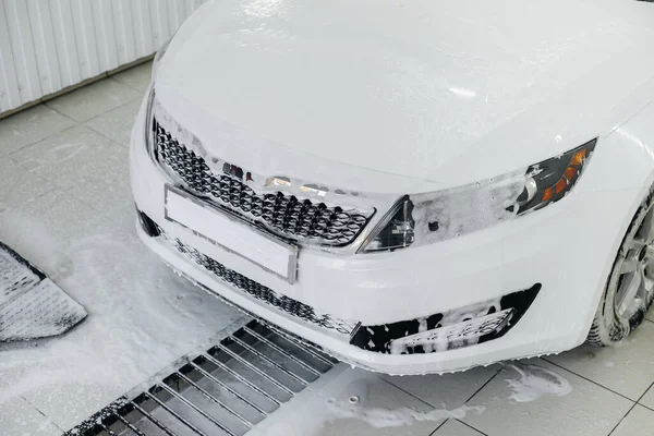 Modern Tvätt Med Skum Och Högtrycksvatten Vit Bil Biltvätt — Stockfoto