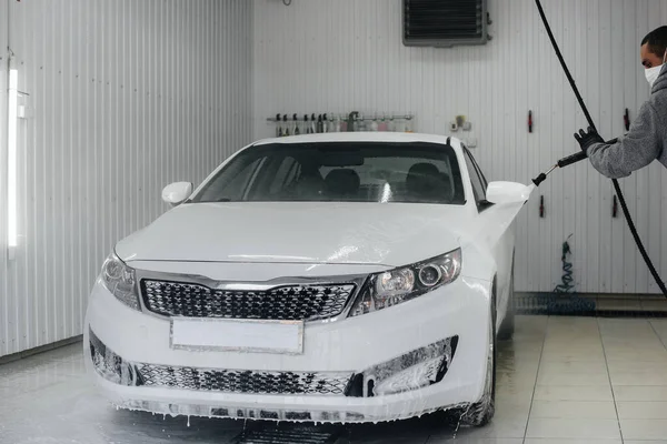 Lavado Moderno Con Espuma Agua Alta Presión Coche Blanco Lavado — Foto de Stock