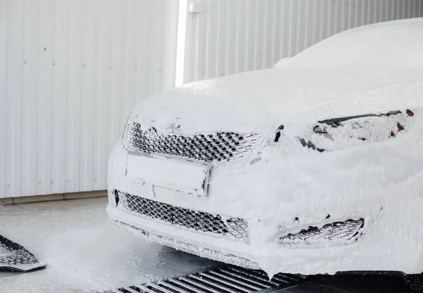 Lavado Moderno Con Espuma Agua Alta Presión Coche Blanco Lavado — Foto de Stock