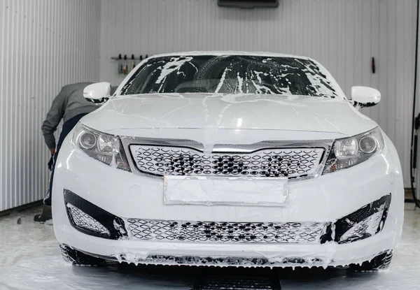 现代清洗与泡沫和高压水的一辆白色汽车 — 图库照片