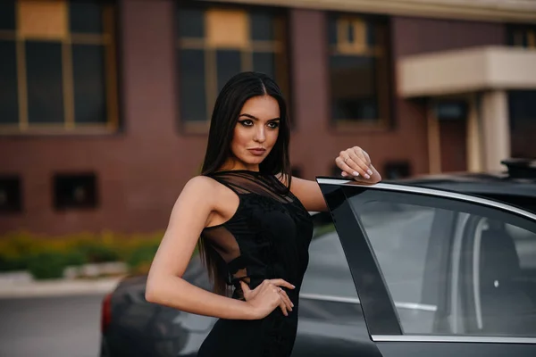 Menina Elegante Fica Perto Carro Vestido Preto Moda Estilo Negócios — Fotografia de Stock