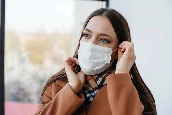 Una Joven Camina Con Una Máscara Durante Pandemia Coronovirus Cuarentena — Foto de Stock