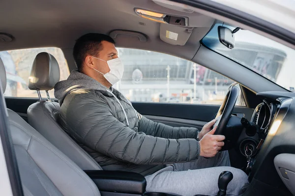 Jeune Homme Est Assis Volant Porte Masque Pour Sécurité Personnelle — Photo