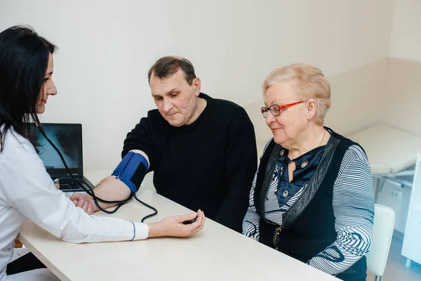 Pár Starších Lidí Provádí Lékařskou Prohlídku Lékařském Středisku Léky Zdravotní — Stock fotografie