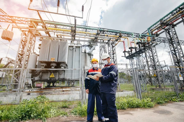 Engenheiros Subestações Elétricas Realizar Uma Pesquisa Equipamentos Modernos Alta Tensão — Fotografia de Stock