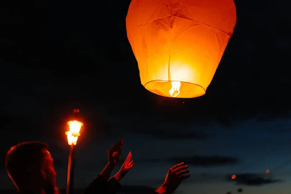 Por Noche Atardecer Las Personas Con Sus Familiares Amigos Lanzan —  Fotos de Stock