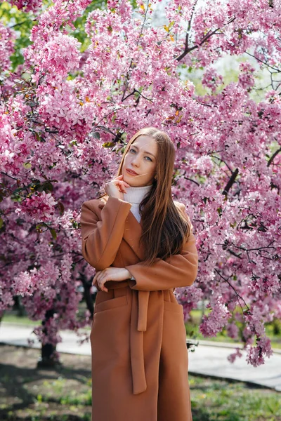 Une Belle Jeune Fille Promène Jour Printemps Dans Verger Pommiers — Photo