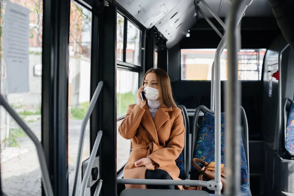Una Joven Enmascarada Usa Transporte Público Sola Durante Una Pandemia — Foto de Stock